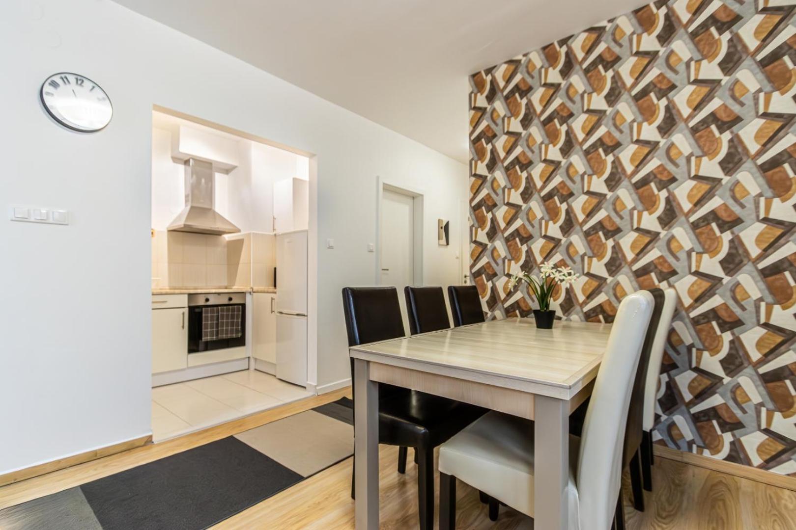 Corvin-luxe, 3 Bedroom In Center