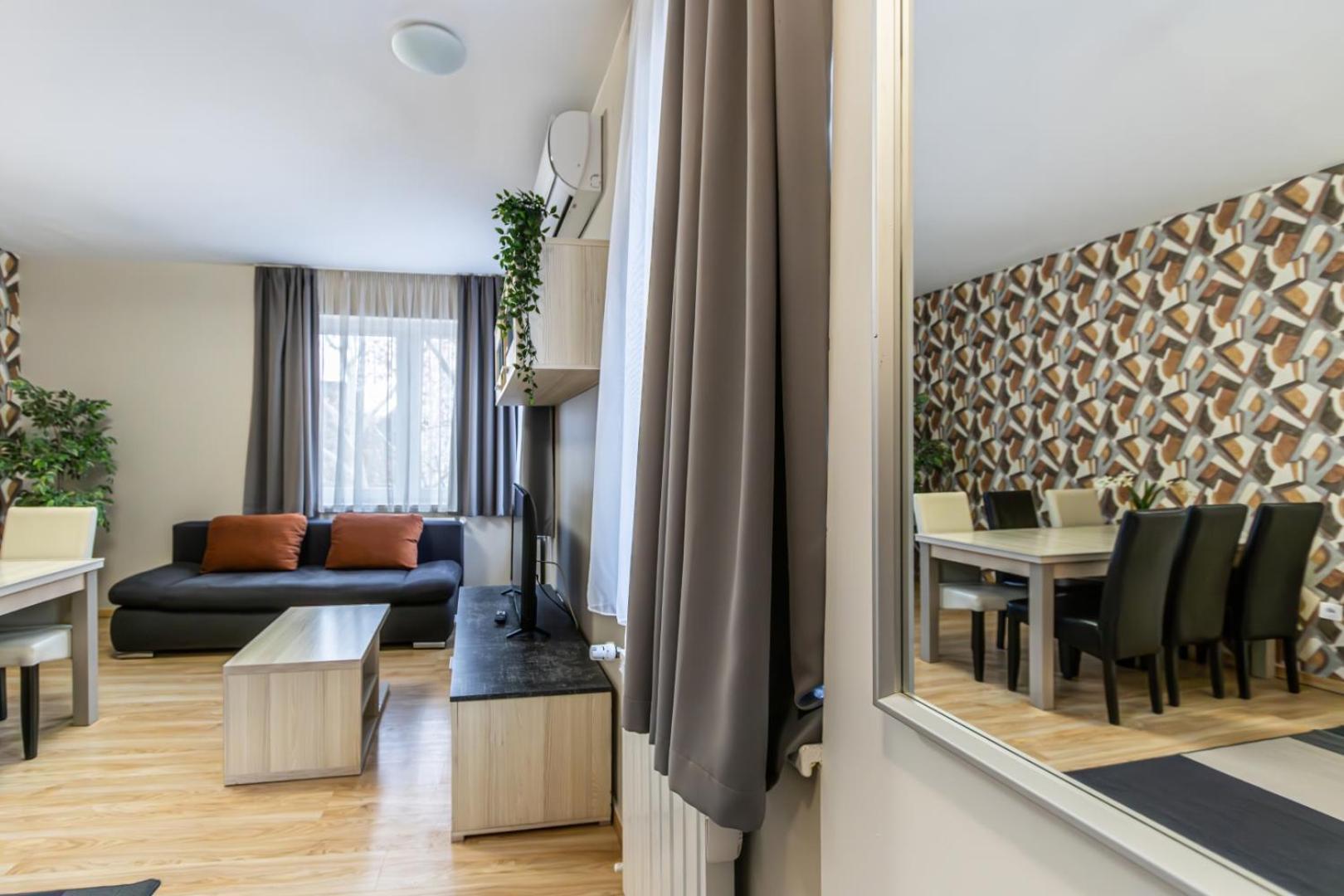 Corvin-luxe, 3 Bedroom In Center Appartamento