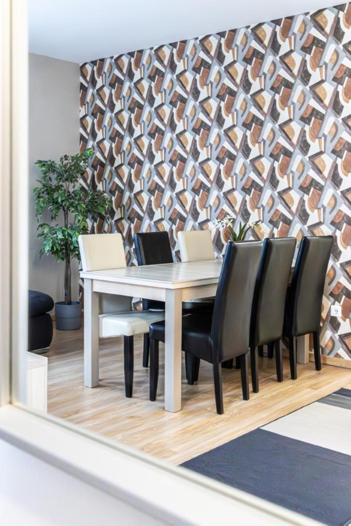 Corvin-luxe, 3 Bedroom In Center